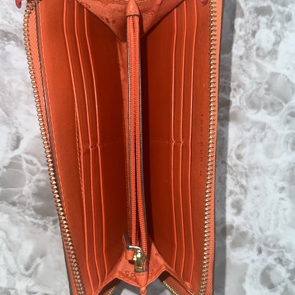 EMBOSSED-T ZIP CONTINENTAL WALLET - Picture 7 of 7